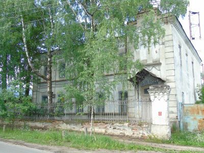 Уездное казначейство с кованой металлической решеткой