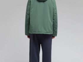 Утепленная куртка с капюшоном