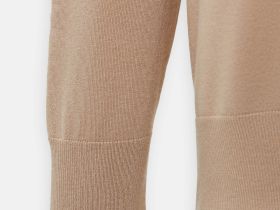 Джемпер с воротником-стойкой и спущенным плечом