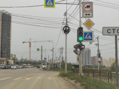 В Якутске устанавливают новые секции сигналов светофора