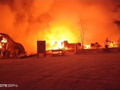 Видео: сгорел гараж и пункт проката спортивного инвентаря горнолыжного курорта «Техтюр»