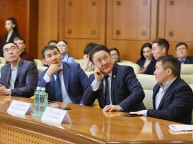 В Якутске отметили 75-летие легендарного борца Александра Иванова