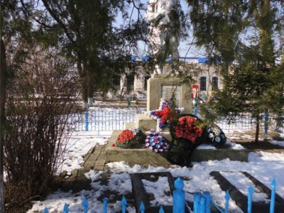 Братская могила советских воинов, погибших в боях с фашистскими захватчиками