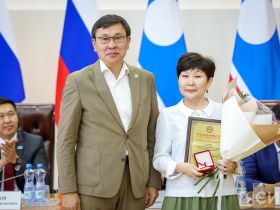 Госнаграды вручили журналистам Якутии в День национальной печати