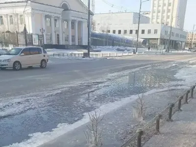 В центре Якутска вода разлилась на проезжую часть и тротуар