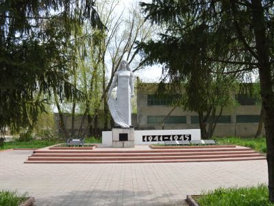 Братская могила советских воинов, погибших в боях с фашистскими захватчиками в 1943 году. Захоронено 55 человек, имена 19 человек установлены. Скульптура: Скорбящая мать