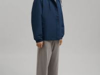 Ветровка с капюшоном