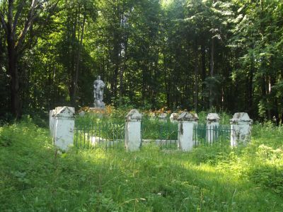 Братская могила 690 воинов Советской Армии и партизан, погибших в 1941-1943 гг. в боях с немецко-фашистскими захватчиками. Установлена скульптура