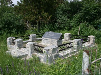 Братская могила двух советских летчиков, погибших в борьбе с фашистами в период битвы за Северный Кавказ