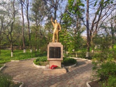 Памятный знак в память трудящихся завода, погибших в годы Великой Отечественной войны