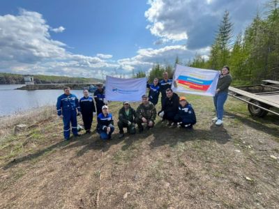 Энергетики провели уборку на берегу реки Вилюй