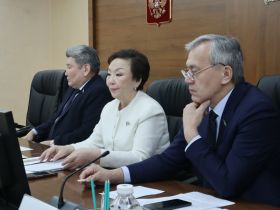 В парламенте Якутии обсудили проблемы и перспективы государственных и официальных языков