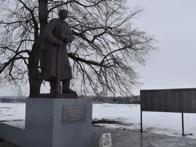 Братская могила советских воинов, погибших в боях с фашистскими захватчиками в 1943 году. Захоронено 134 человека, имена установлены. Обелиск