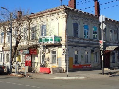 Жилой дом с барачно-классическим декором