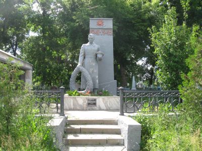 Братская могила советских воинов, погибших в боях с фашистскими захватчиками в 1943 году. Захоронено 243 человека, имена 199 человек установлены. Скульптура советского воина