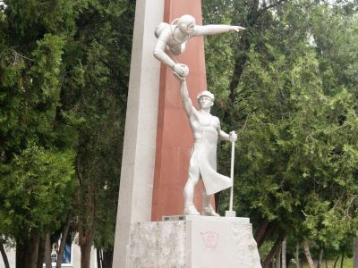 Памятник комсомольцам всех поколений