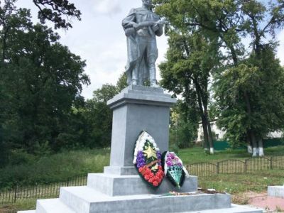 Братская могила воинов Советской Армии, погибших в марте 1943 года. Захоронено 360 человек, установлено фамилий на 219 человек. Скульптура установлена в 1968 году