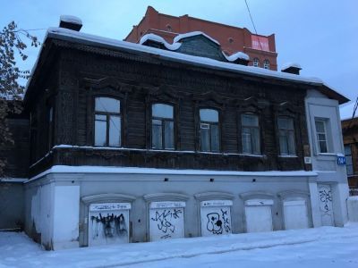 Двухэтажный полукаменный флигель