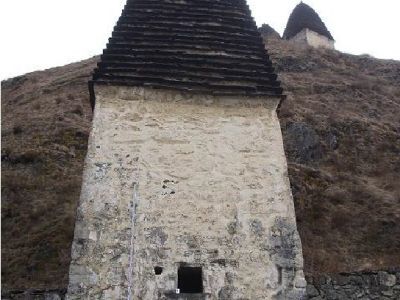 Наземный башенный склеп с пирамидальной ступенчатой кровлей 2