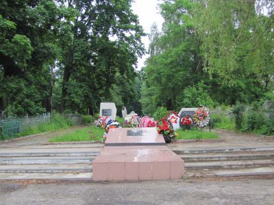 Братская могила советских военнопленных и гражданского населения, замученных гитлеровцами в 1941-1943 гг. Захоронено около 130 тыс. человек. Установлен памятный знак