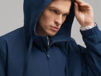 Ветровка с капюшоном