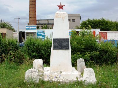 Обелиск рабочим Ишеевской суконной фабрики, погибшим 12 июля 1919 г. на Парамоновом Хуторе, близ реки Урал, в борьбе против колчаковцев в составе 1-го Симбирского коммунистического полка