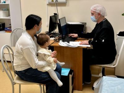 Мобильные доктора осмотрели детей в Момском районе Якутии