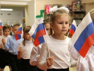 Об истории российского триколора рассказали в детском саду «Сказка»