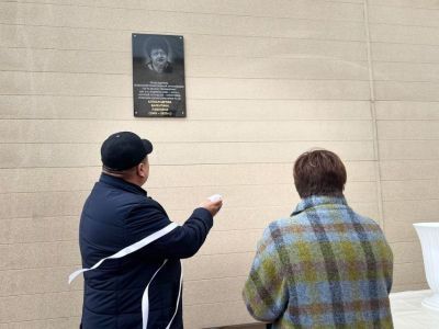 На здании НПЦ «Фтизиатрия» установлена доска в память о профсоюзном лидере Валентине Александровой