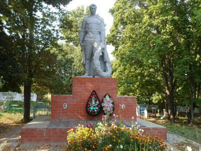 Братская могила советских воинов. Похоронено 52 человека. Обелиск