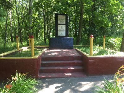 Братская могила советских воинов, погибших в боях с немецко-фашистскими захватчиками