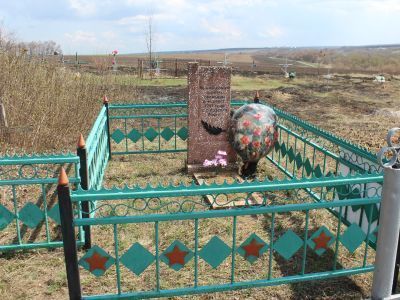 Братская могила 4 советских воинов, погибших в боях с фашистскими захватчиками