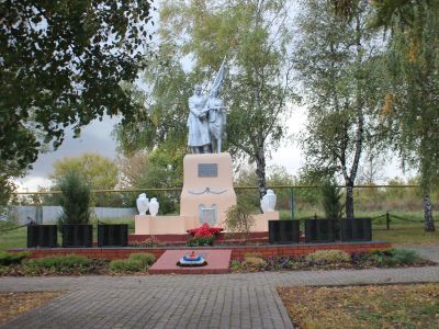 Братская могила советских воинов, погибших в боях с фашистскими захватчиками в 1943 году. Захоронено 37 человек, установлены имена 10 человек. Скульптура советского воина и женщины-партизанки