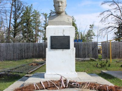 Памятник Герою Советского Союза Лонгинову В.Д.