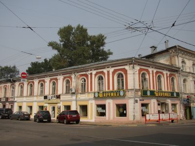 Здание, где в 1918-1921 гг. располагалась Народная консерватория, затем музыкальный техникум (до 1931 гг.), где работали видные музыканты Виллуан Василий Юльевич, Полуэктова Нина Николаевна и др., учились Мокроусов Борис Андреевич, Макарова Нина Владимиро