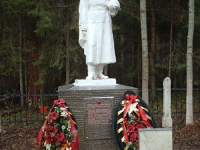 Братская могила советских воинов