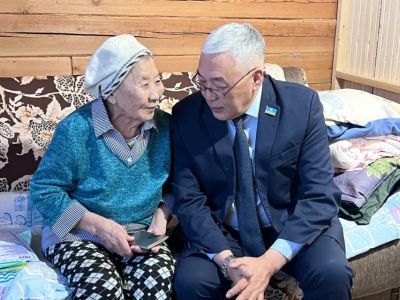 Труженице тыла Евдокии Ушницкой вручили медаль 80-летия Великой Победы