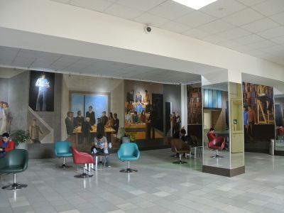 Настенные росписи в холле Института нефтехимической и газовой промышленности им. И.М.Губкина