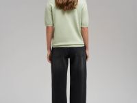 Легкий джемпер полуприлегающего кроя с коротким рукавом