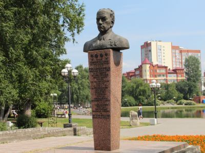 Памятник дважды Герою Советского Союза, летчику–космонавту СССР Рукавишникову Николаю Николаевичу