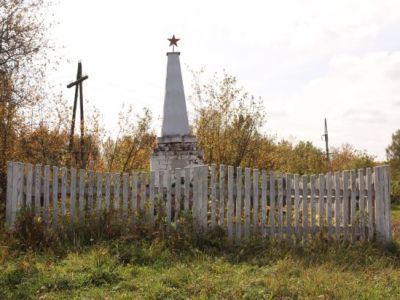 Могила двух партизан, направлявшихся для связи в партизанский отряд, захваченных и расстрелянных колчаковцами в мае 1919 года