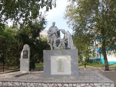 Братская могила советских воинов, погибших в боях с фашистскими захватчиками в 1943 году. Захоронено 46 человек, имена 28 человек установлены. Здесь же могила Героя Советского Союза гвардии старшины Маслова Михаила Дмитриевича (1917-1960 годов). Скульптур