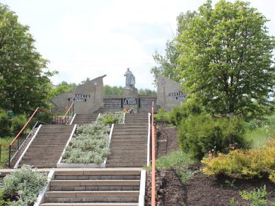Братская могила советских воинов, погибших в боях с фашистскими захватчиками в 1943 году. Захоронено 2 человека, имена не установлены. Скульптура: Скорбящая мать с ребенком