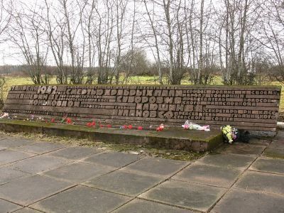 Памятные плиты с обозначением фамилий погибших партизан и местных жителей