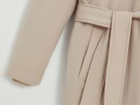 Пуховое пальто с поясом и капюшоном