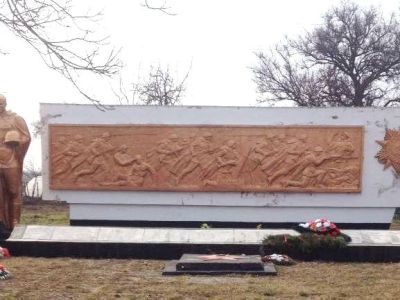 Братская могила советских воинов