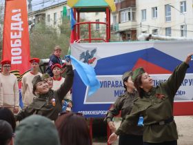 Дворовый концерт организовали для жительницы блокадного Ленинграда в Якутске