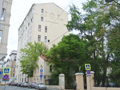 Доходный дом, 1915-1916 гг., архитектор В.Е.Дубовской, 1930-е гг., архитектор А.М.Калмыков. В 1934-1946 гг. здесь жил и работал художник, академик Е.Е.Лансере