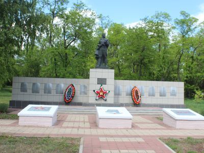 Братская могила советских воинов, погибших в боях с фашистскими захватчиками в 1942-1943 годах. Захоронено 5 человек, имена установлены. Скульптура советского воина