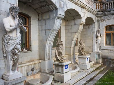 Скульптурная группа на западном фасаде дворца